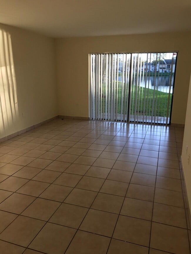 Building Photo - 212 Palm Cir E