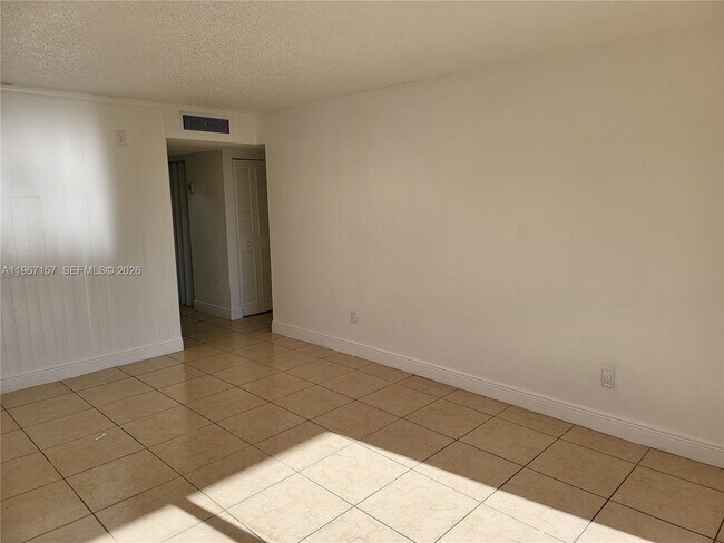 Building Photo - 14611 N Kendall Dr