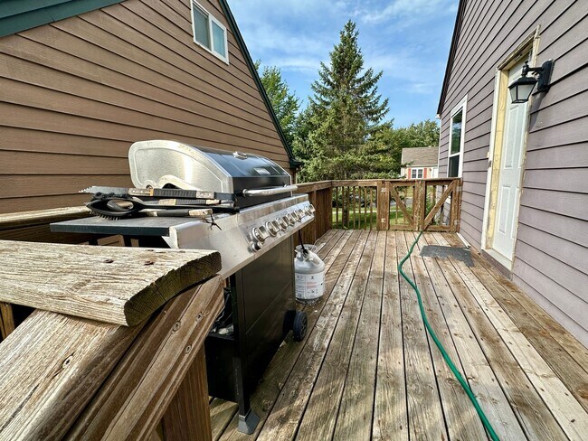 Building Photo - Upgraded 3 Bedroom Home Conveniently Locat...