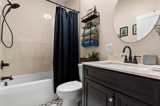 Building Photo - Spacious and Inviting - Beautifully-Mainta...