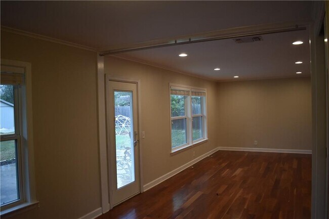 Building Photo - 2701 Twin Oaks Dr