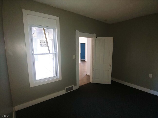 Building Photo - 1 br, 1 bath Triplex - 2033 West 98th Stre...