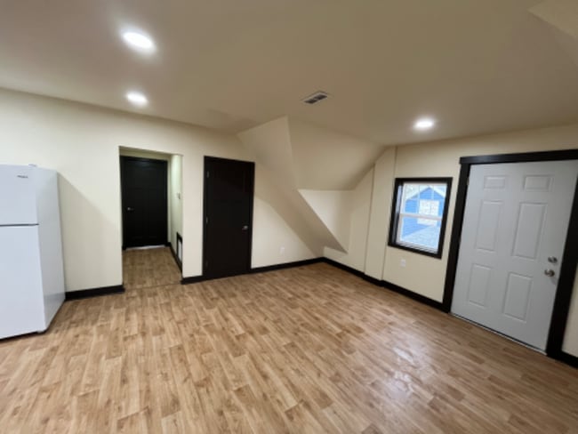 Building Photo - 917 N Vermilion St