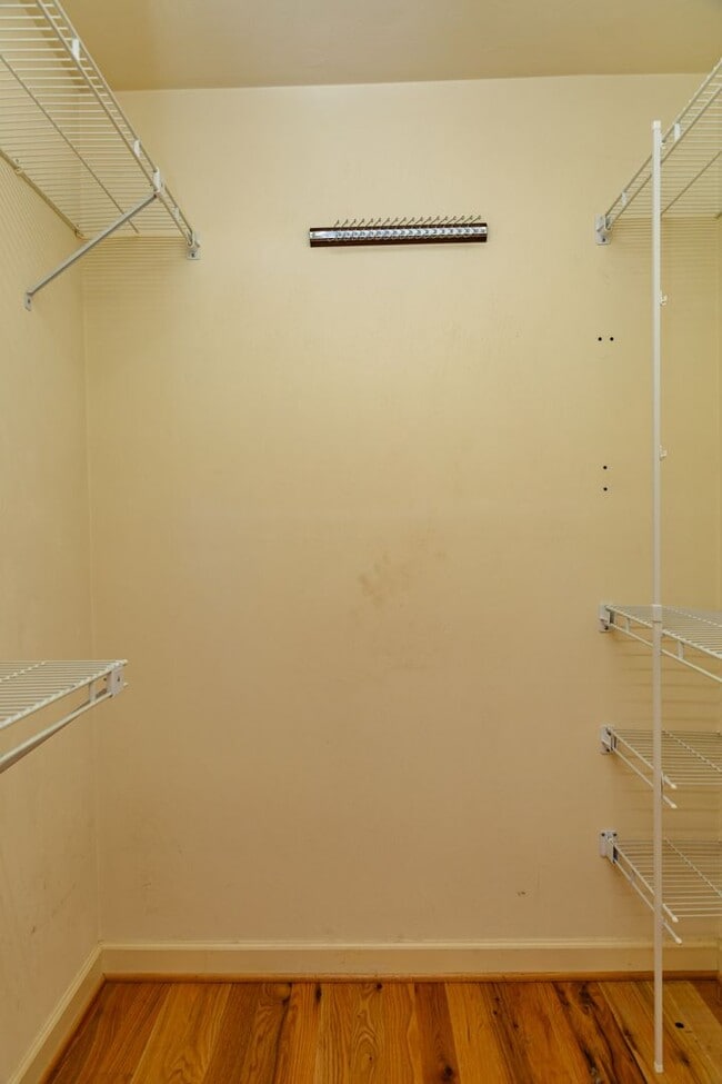 Building Photo - New Listing!