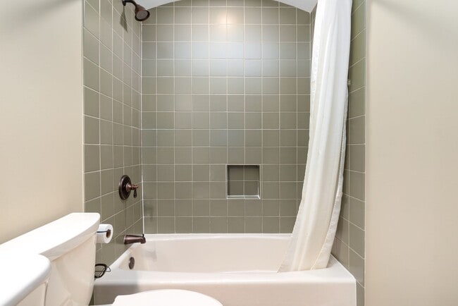 Building Photo - East Nashville River View Living!