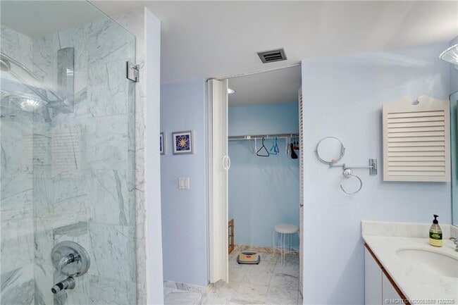 Building Photo - 233 NE Edgewater Dr