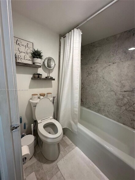 Building Photo - 3701 N Country Club Dr