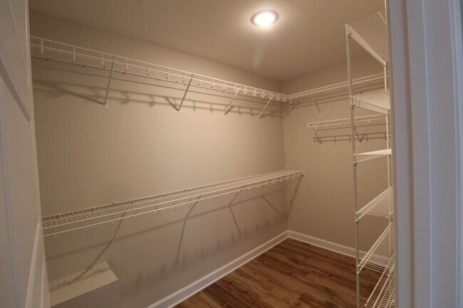 Building Photo - 3 level town home in popular Congers Creek...
