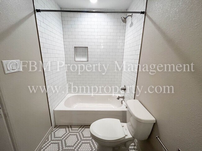 Building Photo - Hidden Creek Townhomes, Unit 611 - Downstairs 2 Bedroom, 2 Bathroom Home in Ennis, TX