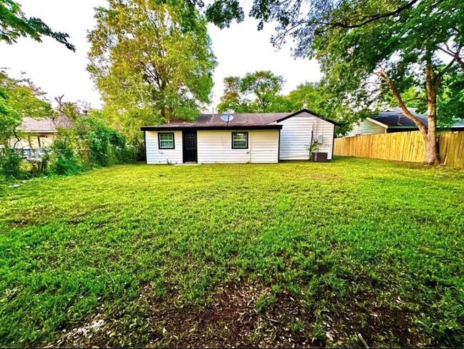 Building Photo - 4914 Enyart St