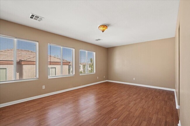 Building Photo - Spacious 3 bth Upstairs Plus Loft Bedroom, New Floors, New paint, No Carpet