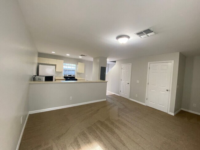 Building Photo - Spacious 2 bedroom, 2 bath duplex located ...