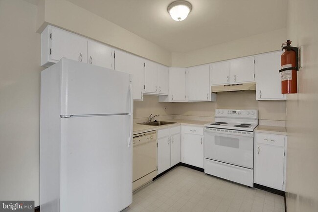 Building Photo - 602 Country Ln