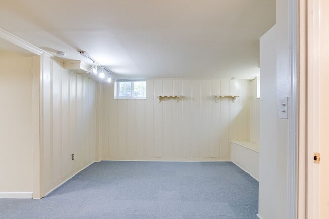Building Photo - Charming End-Unit Townhome
