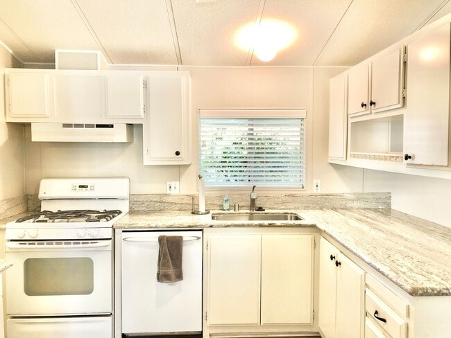 Building Photo - Awesome Updated Single Story in The Darling "Farm" Community of Wildomar, Close to Everything, bu...