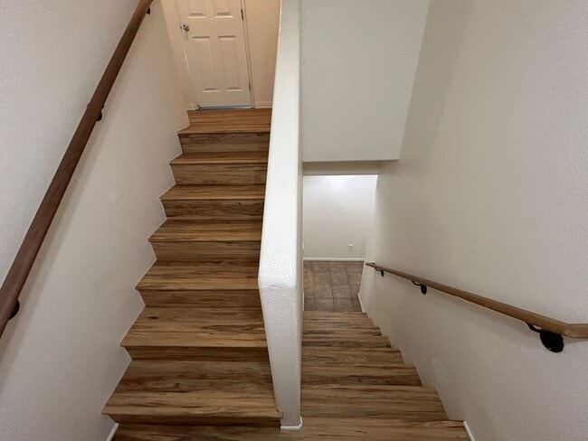 Building Photo - MASSIVE 6 bed 3 bath house in Prime Locati...