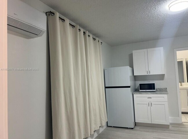 Building Photo - 5004 SW 140th Ct