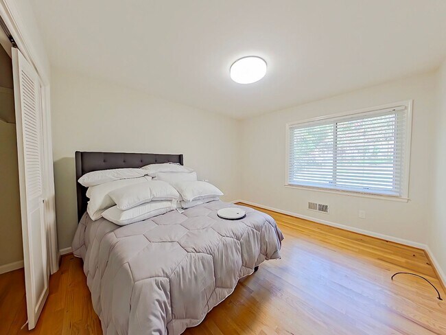 Building Photo - 3 Bedroom 2 Bath in National Hills