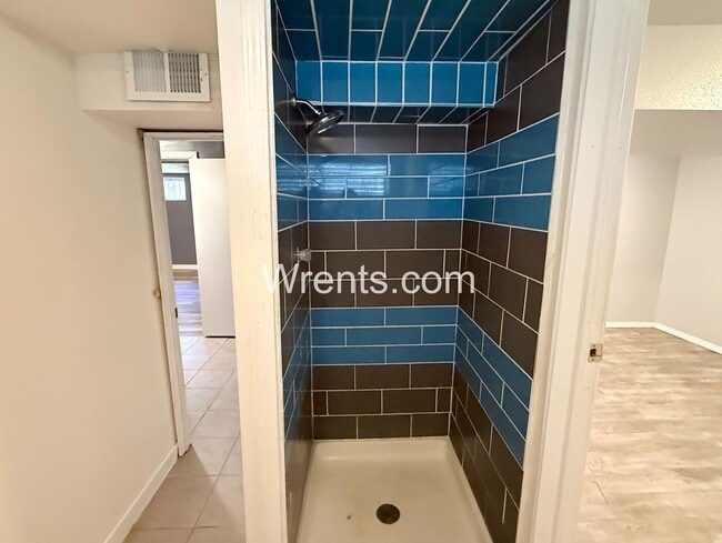 Building Photo - 5 bed 2.5 bath home