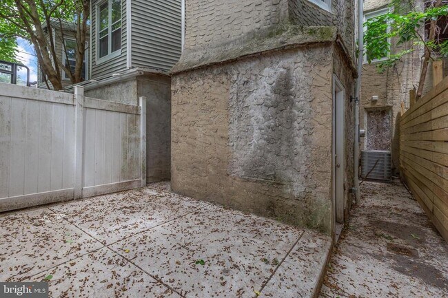 Building Photo - 2516 Master St