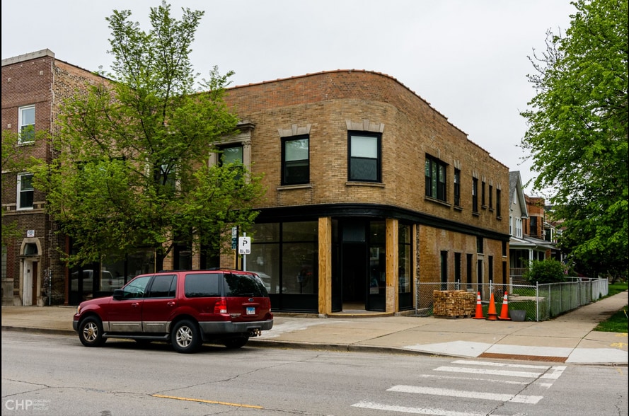 Building Photo - 1929 W Montrose Ave