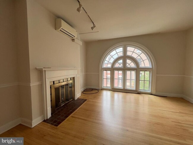 Building Photo - 2038 Locust St