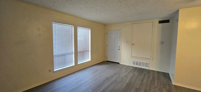 Building Photo - AVAILABLE NOW! 2 Bed / 1.5 Bath Townhome in Longview!
