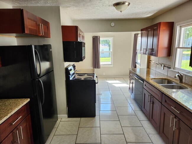 Building Photo - Newly Remodeled 3/1