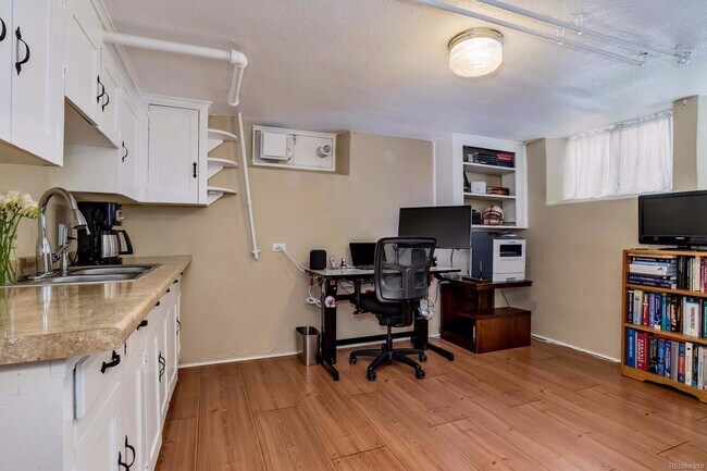 Building Photo - Gorgeous Home in Great Neighborhood! Licen...