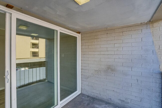 Building Photo - 351 E Thomas Rd