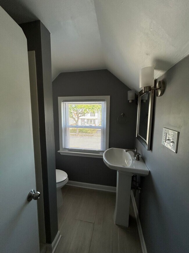 Building Photo - Spacious 3-Bedroom, 2-Bath House in South Euclid