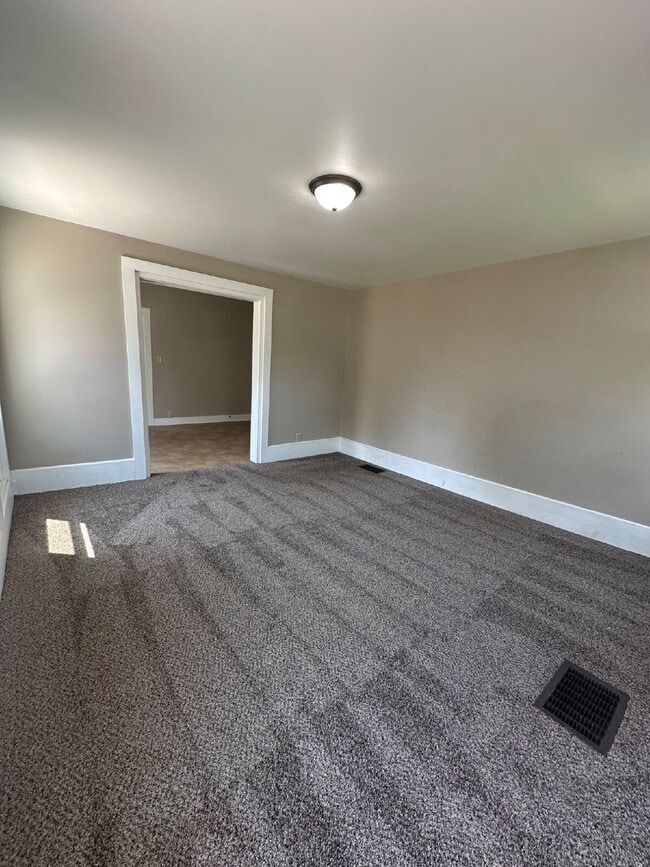 Building Photo - 316 Linn St