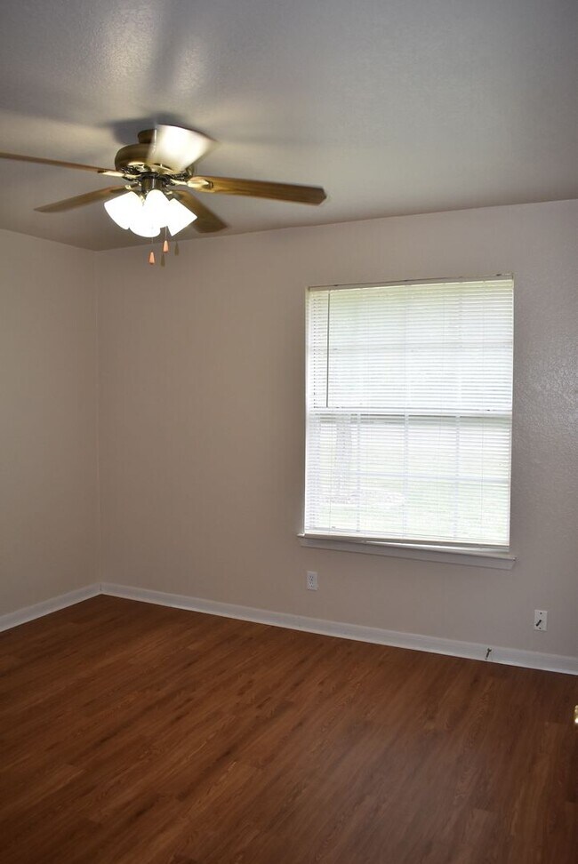Building Photo - 837 Lakeview Dr