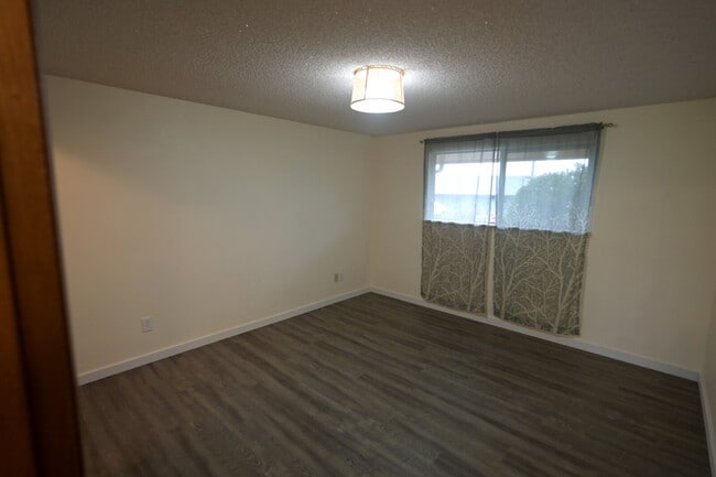 Building Photo - 1 bed 1 bath condo in 55+ community: ALL Utilities included!