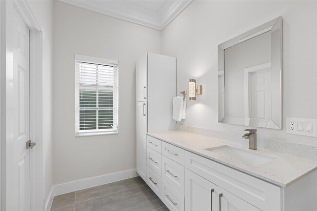 Building Photo - 9010 Gardens Glen Cir