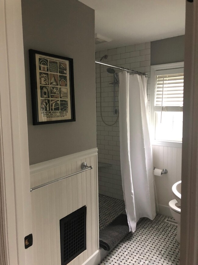 Building Photo - 422 S Mill St