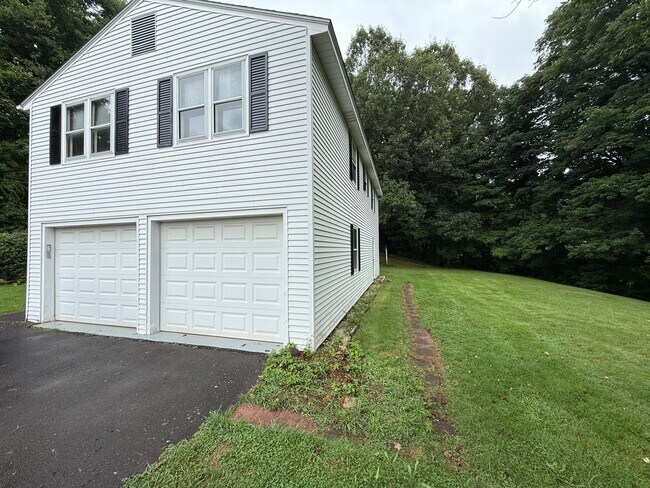 Building Photo - Beautiful 3 Bed, 1 Bath Single Family for Rent in Broad Brook!
