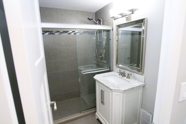 Building Photo - 30 E Elm St