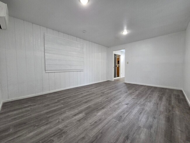 Building Photo - Beautifully updated home!