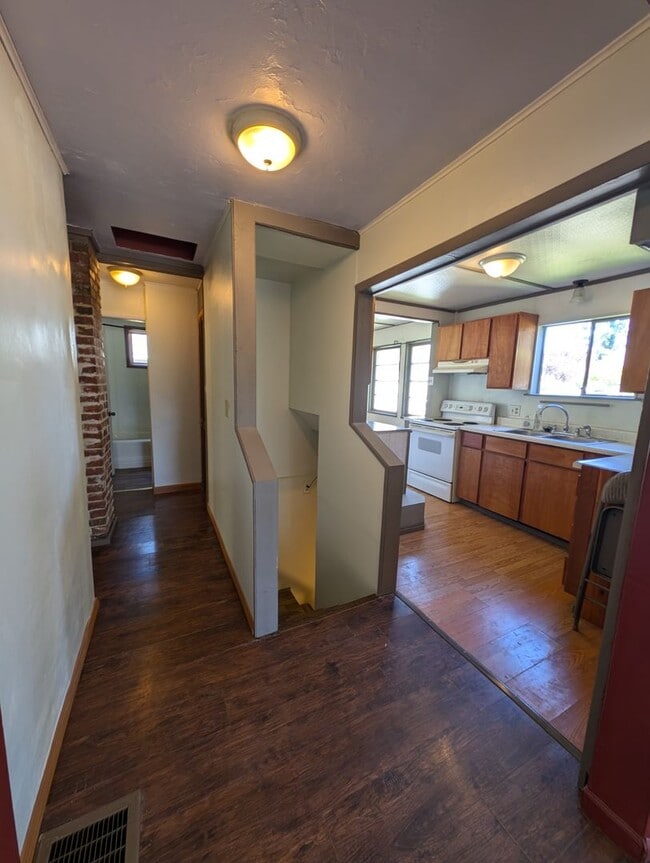 Building Photo - A Quarky Bremerton Original! Tons of Space...
