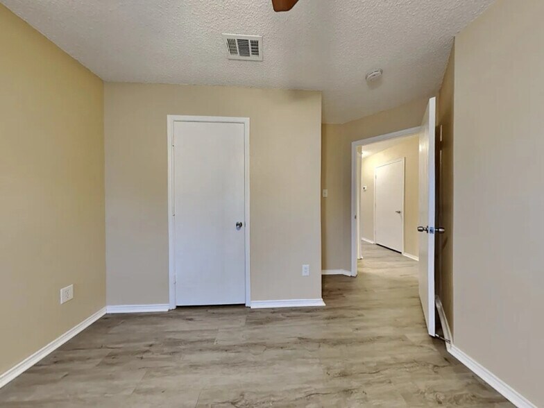 Building Photo - 10644 Shadywood Dr