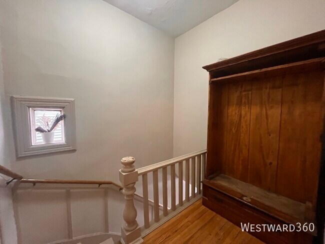 Building Photo - 3110 N Kenmore Ave