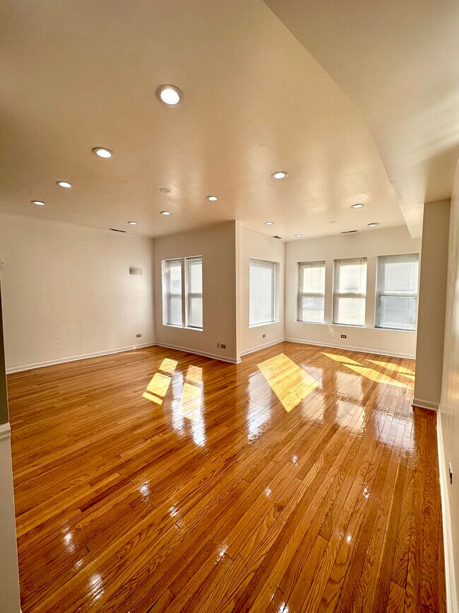 Building Photo - 6501 N Greenview Ave