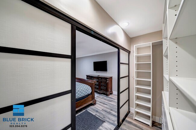 Building Photo - 5839 Vanalden Ave