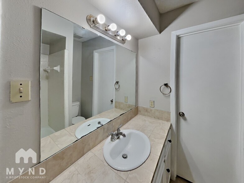 Building Photo - 312 Towne House Ln