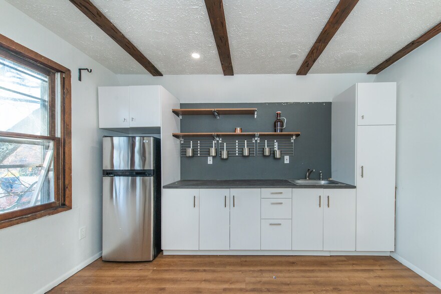 Building Photo - 90 Maple St