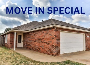 Building Photo - MOVE IN SPECIAL! 3 Bedroom, 3 Bath, 2 Car Garage Duplex