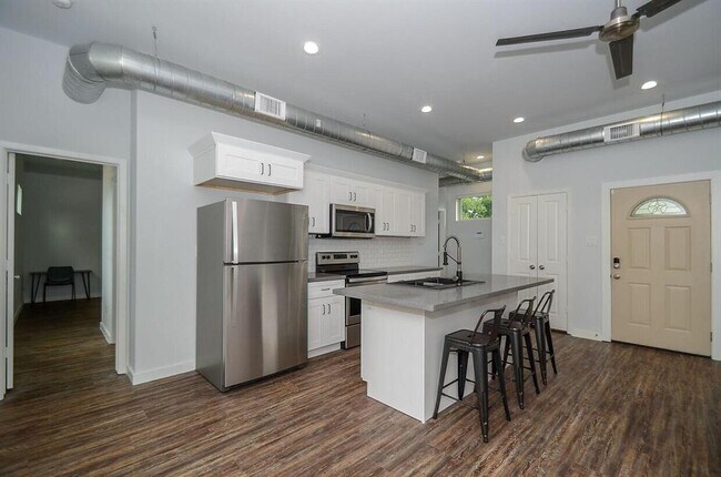 Building Photo - 3426 Tuam St
