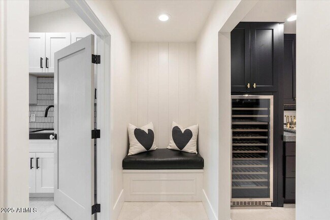 Building Photo - 8014 E Del Tesoro Dr