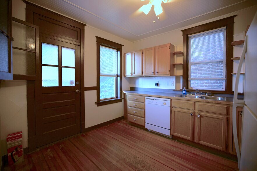 Building Photo - 3923 Dunnica Ave